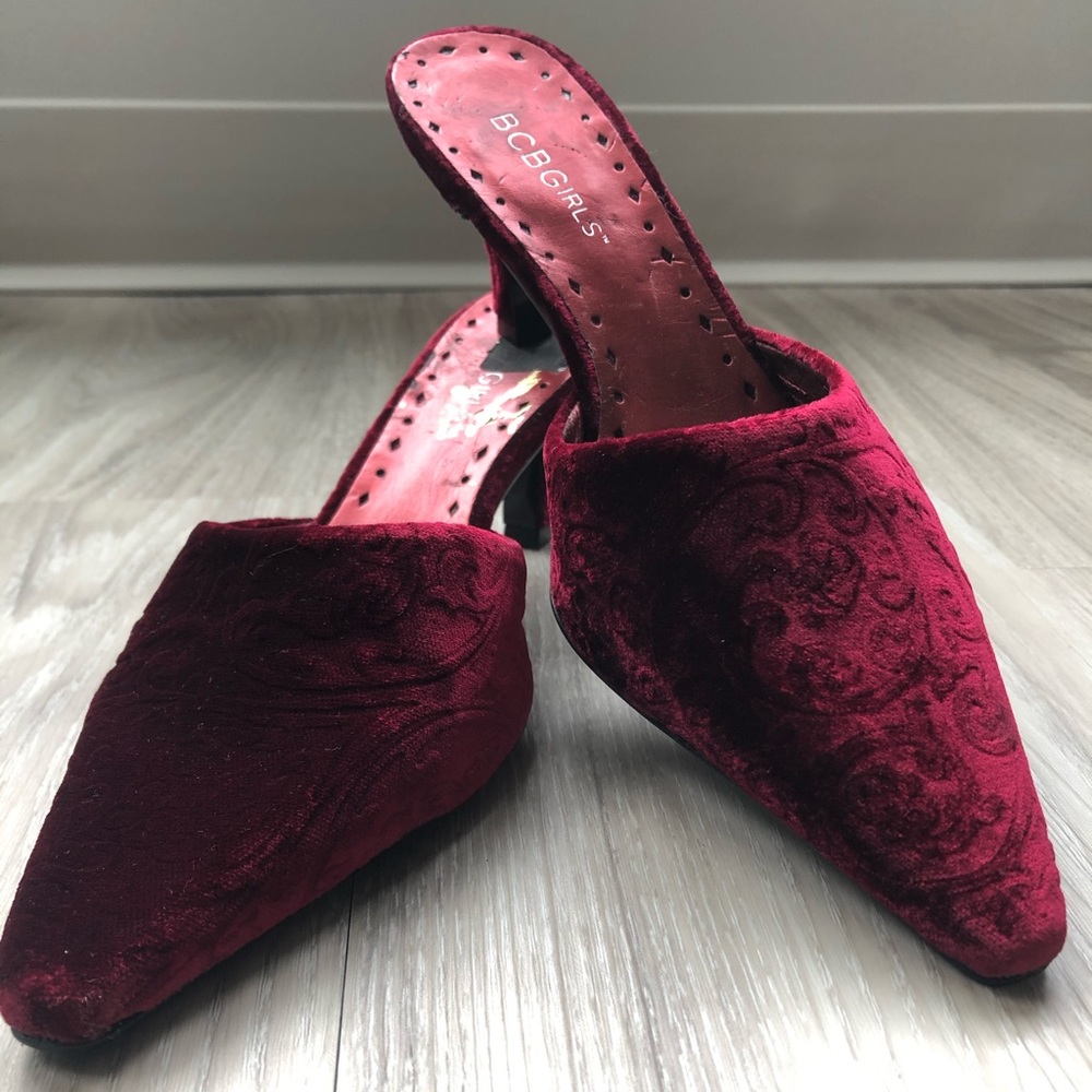 Velvet, pointed toe, kitten heels